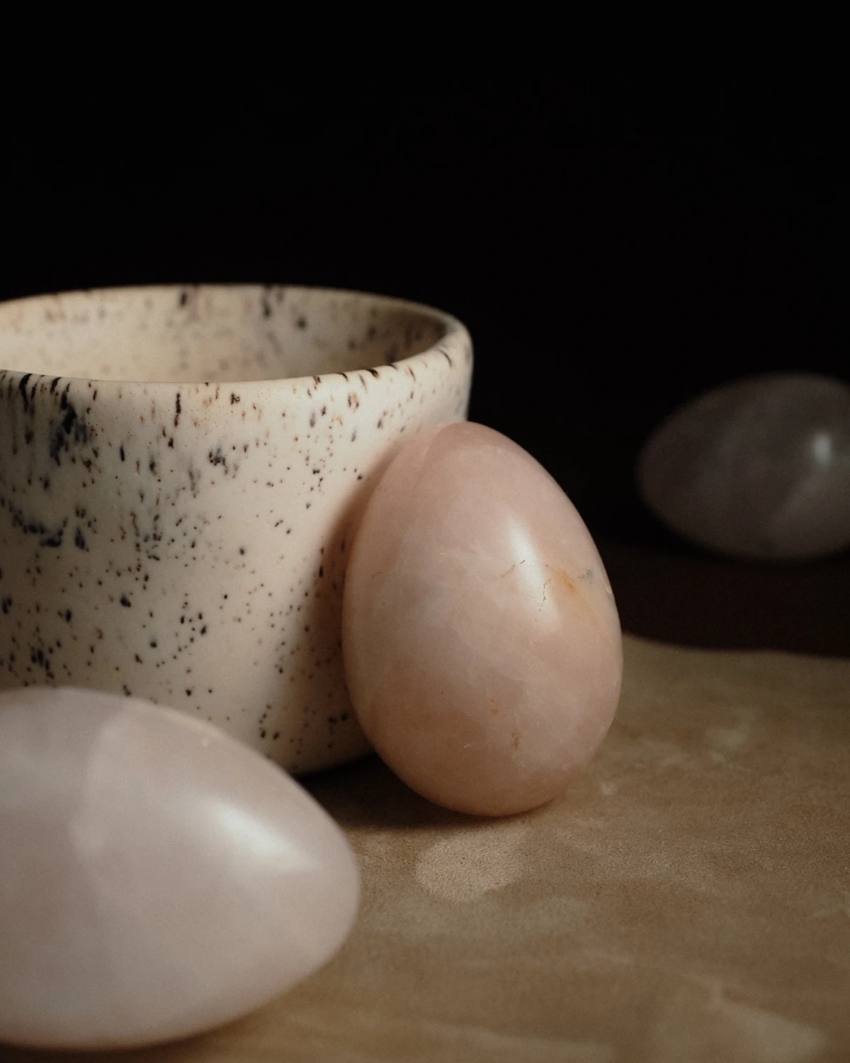 Камень для пространства из Розового Кварца