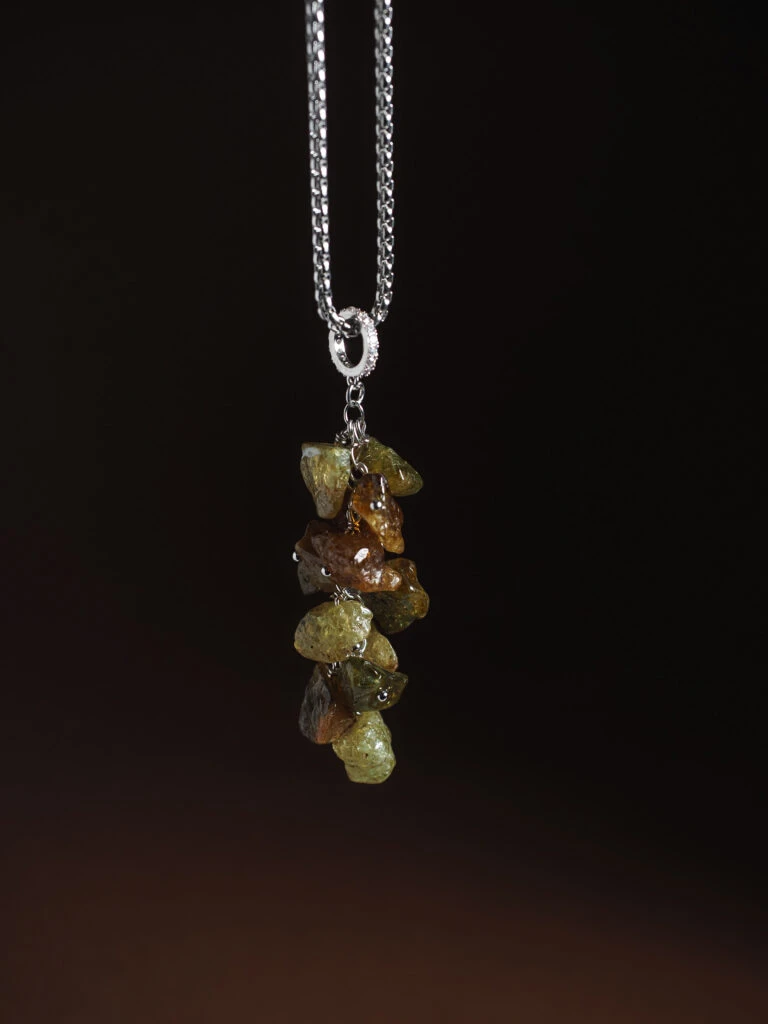 Подвеска из Граната (Уваровита)