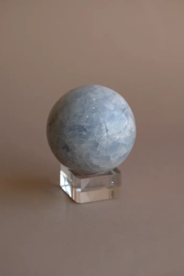 Каменный шар Голубого кальцита