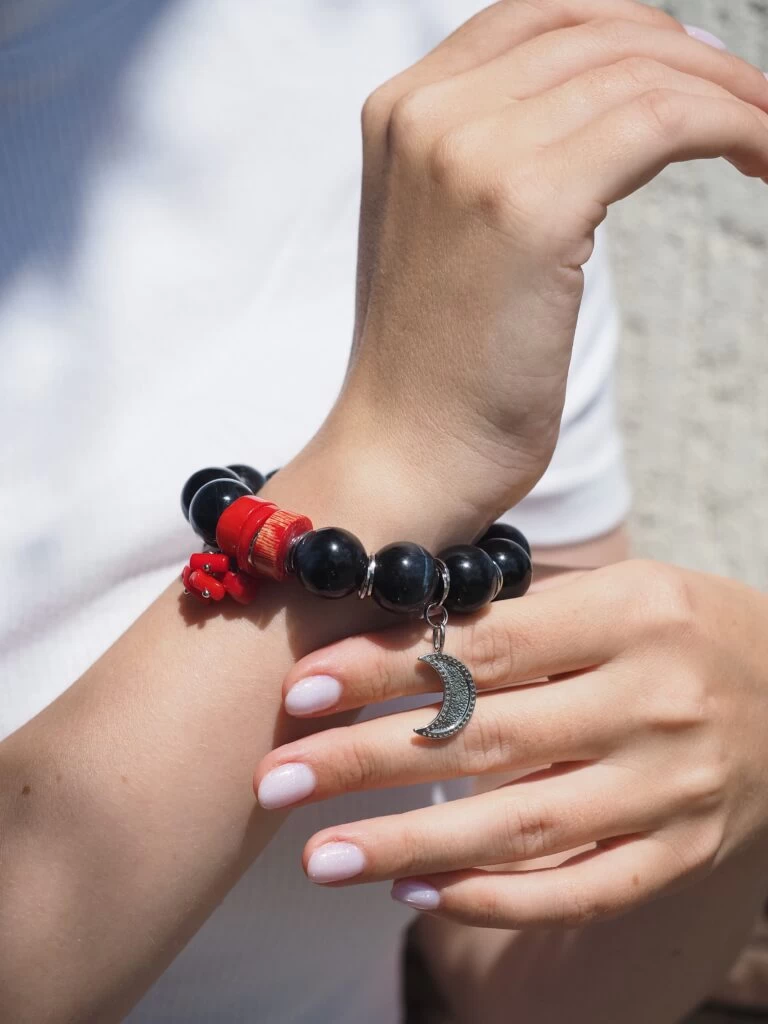 Браслет женский из Соколиного глаза, Коралла и Тигрово-Соколиного глаза