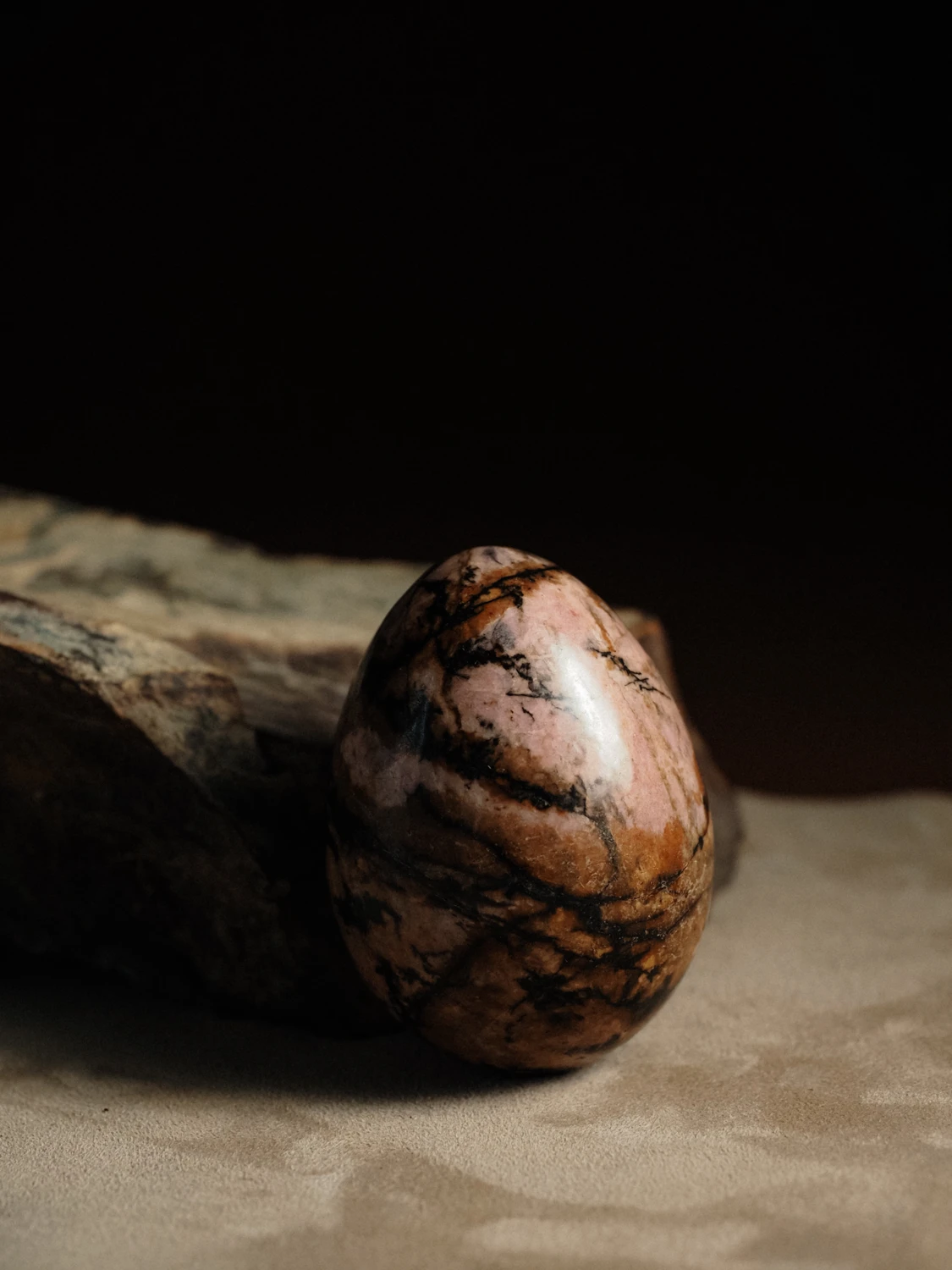 Камень для пространства из Родонита