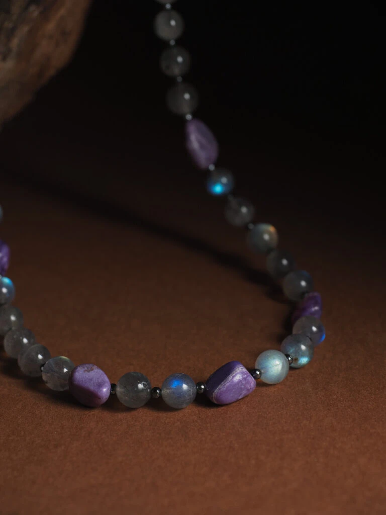 Чокер женский из Чароита и Лабрадора