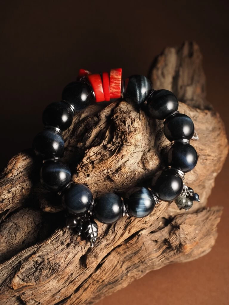 Браслет женский из Соколиного глаза, Коралла и Тигрово-Соколиного глаза