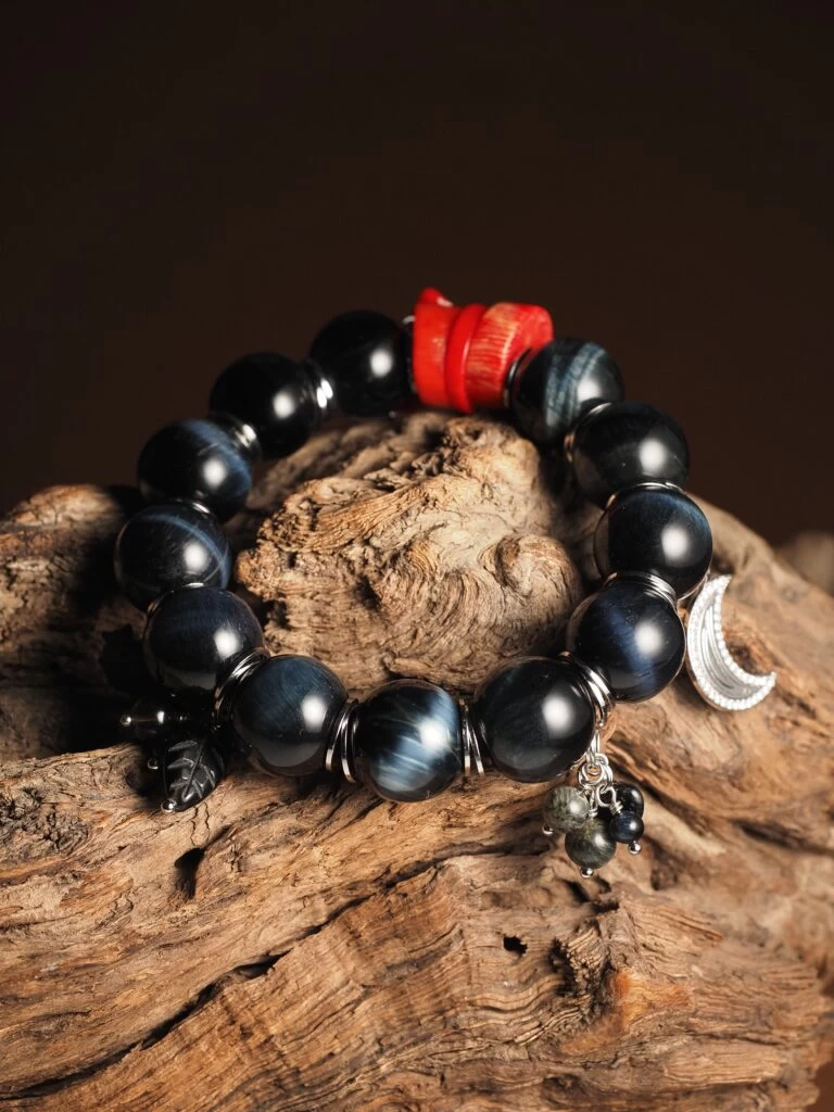 Браслет женский из Соколиного глаза, Коралла и Тигрово-Соколиного глаза