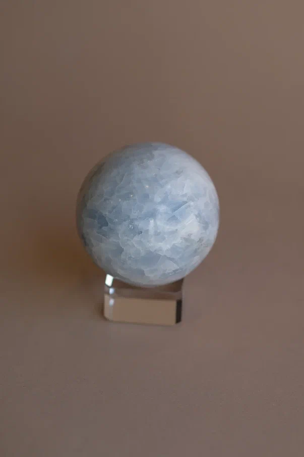 Каменный шар Голубого кальцита