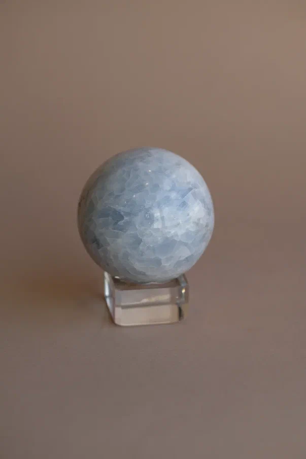 Каменный шар Голубого кальцита