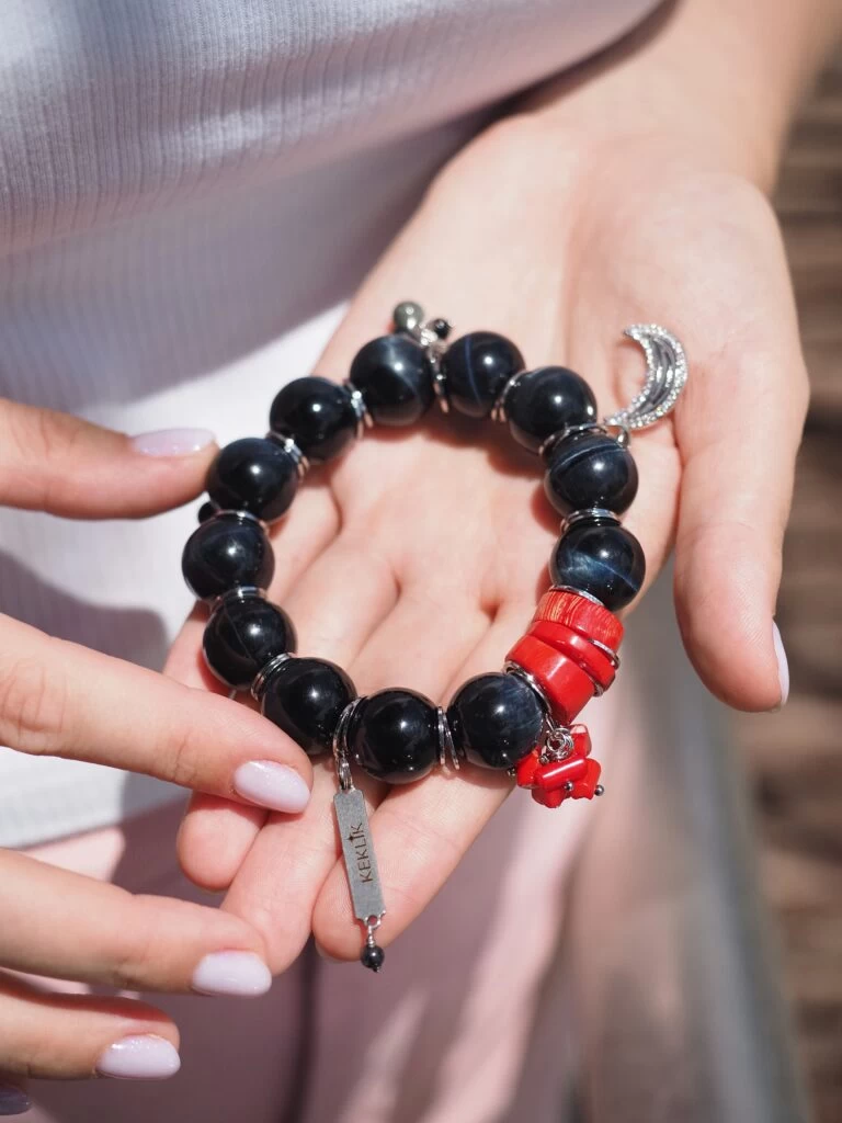 Браслет женский из Соколиного глаза, Коралла и Тигрово-Соколиного глаза