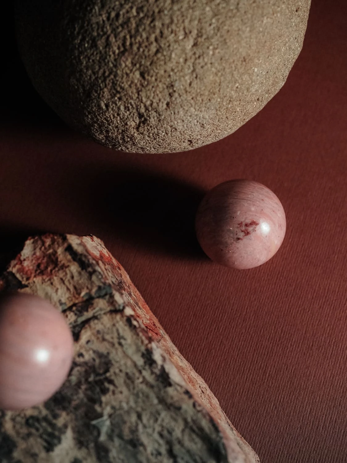 Каменный шар Родонита