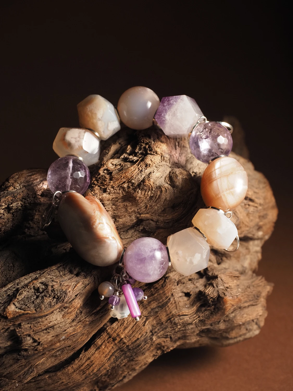 Браслет женский из Аметиста, Сакурового Агата, Перламутра и Солнечного камня