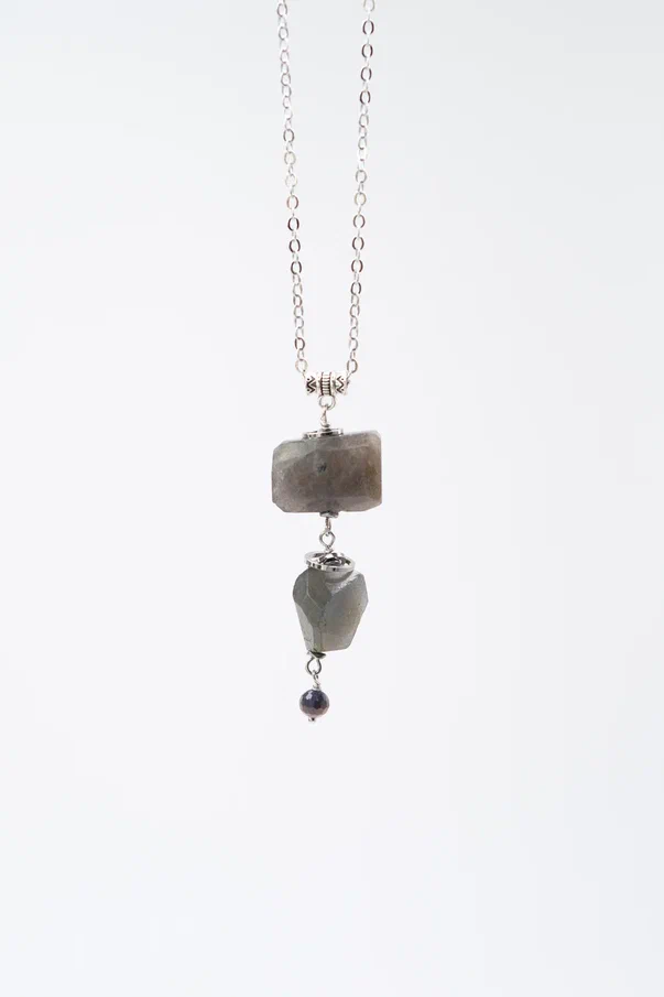 Подвеска из Лабрадора