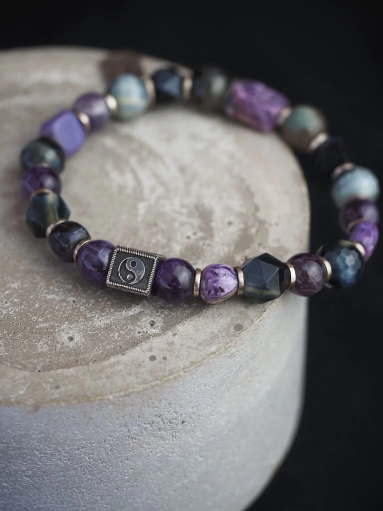 Браслет лаконичный из Аметиста, Чароита и Тигрово-соколиного глаза