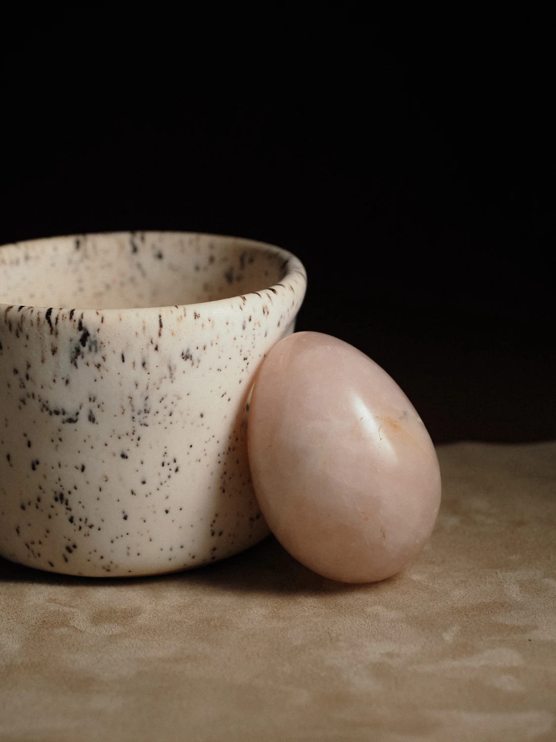 Камень для пространства из Розового Кварца