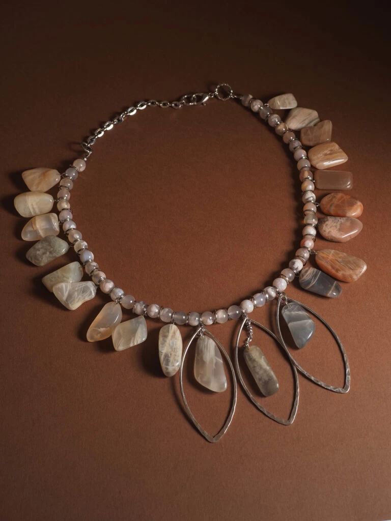 Колье из Солнечного камня, Лунного камня, Сакурового Агата и Агата Ботсвана