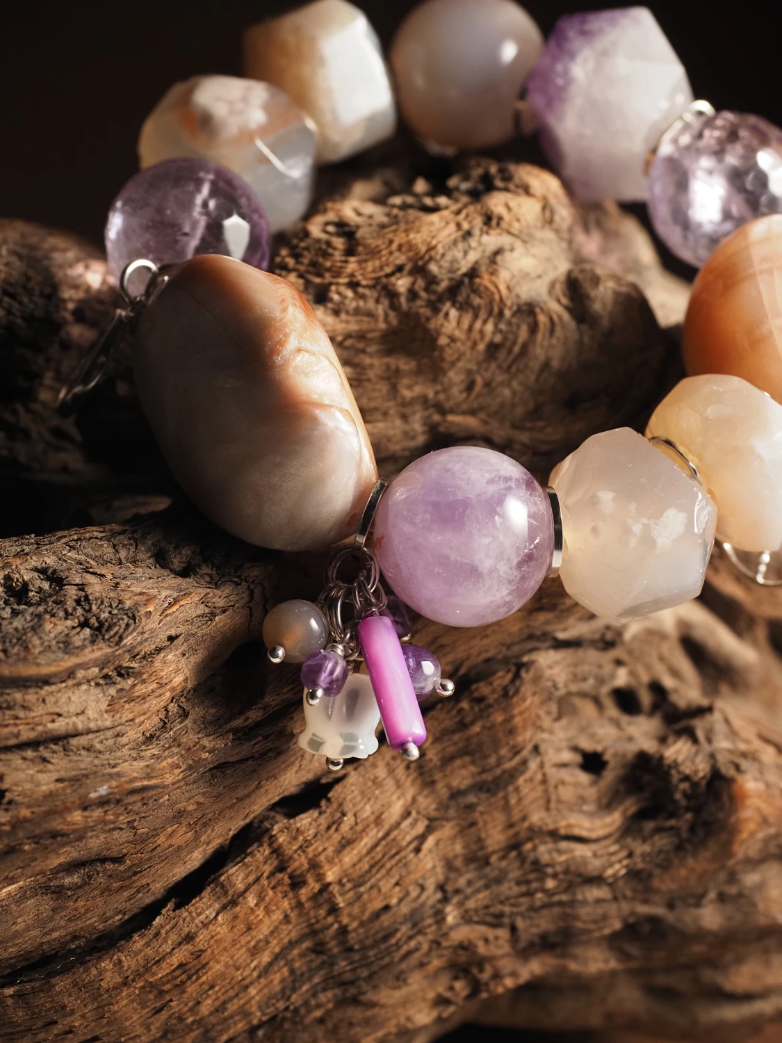 Браслет женский из Аметиста, Сакурового Агата, Перламутра и Солнечного камня