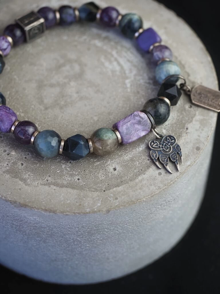 Браслет лаконичный из Аметиста, Чароита и Тигрово-соколиного глаза