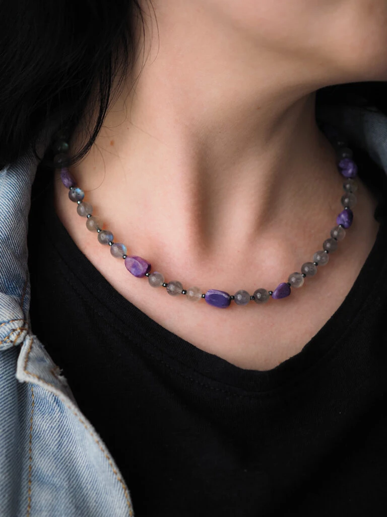 Чокер женский из Чароита и Лабрадора