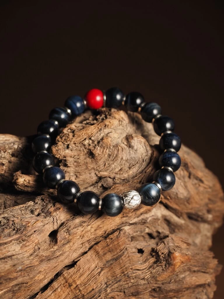 Браслет лаконичный из Соколиного глаза и Коралла