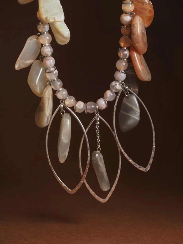 Колье из Солнечного камня, Лунного камня, Сакурового Агата и Агата Ботсвана