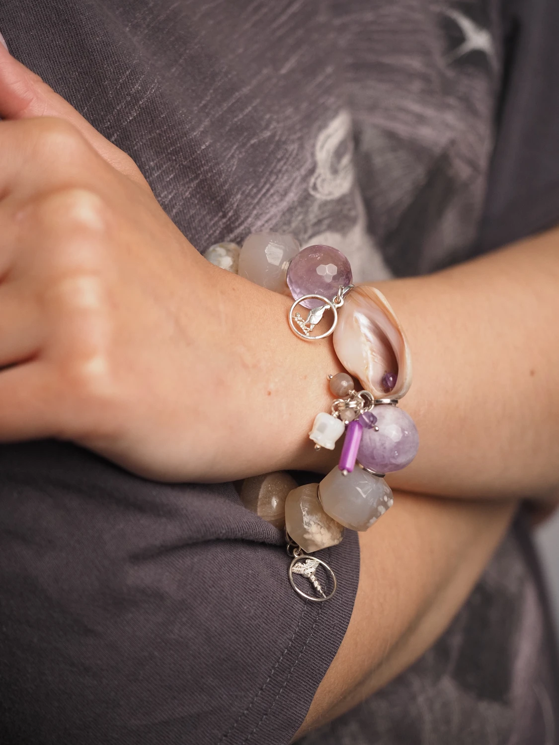 Браслет женский из Аметиста, Сакурового Агата, Перламутра и Солнечного камня