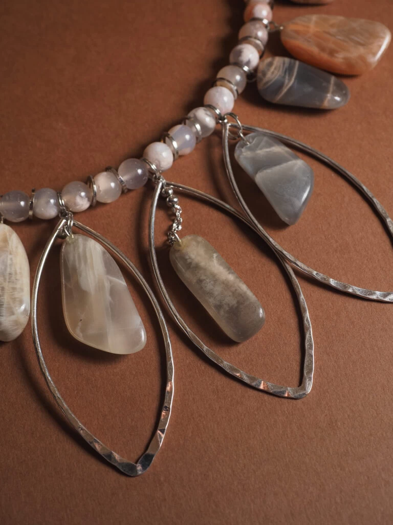 Колье из Солнечного камня, Лунного камня, Сакурового Агата и Агата Ботсвана