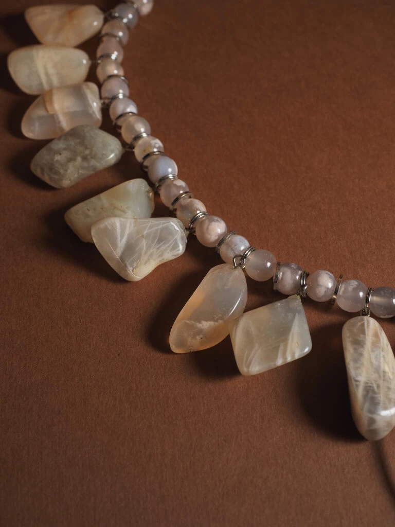 Колье из Солнечного камня, Лунного камня, Сакурового Агата и Агата Ботсвана