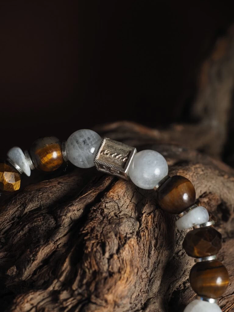 Браслет лаконичный из Адуляра (Лунный камень) и Тигрового глаза