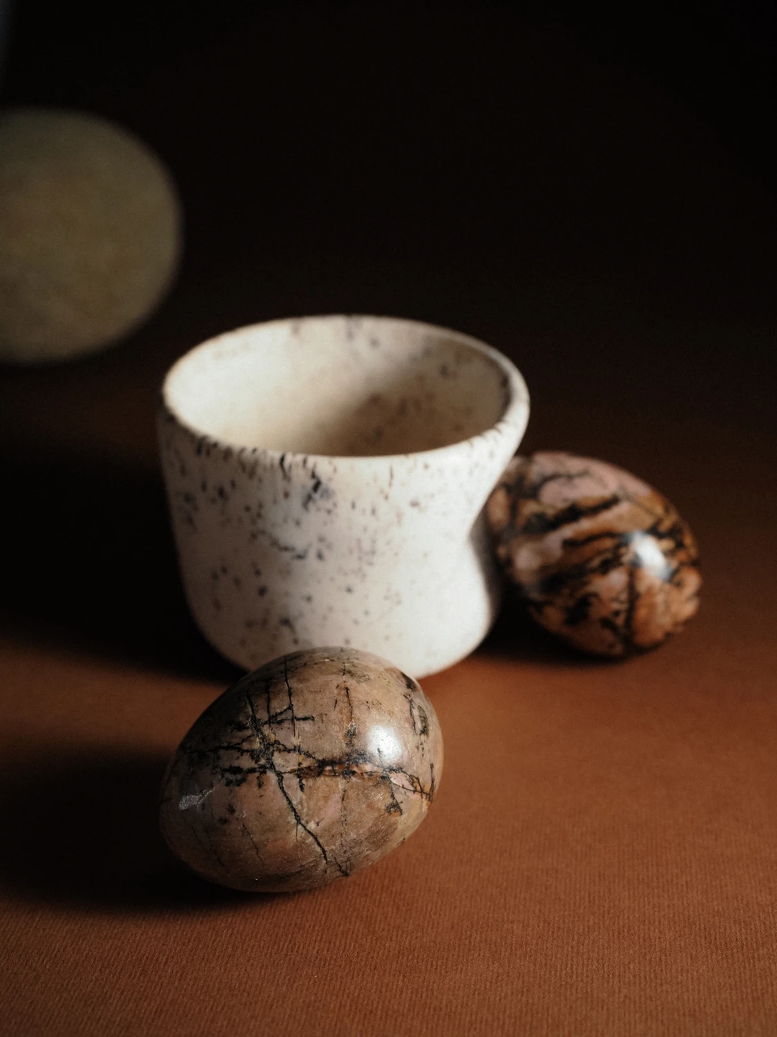 Камень для пространства из Родонита