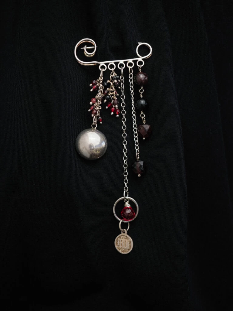 Булавочка из Граната и Шпинели