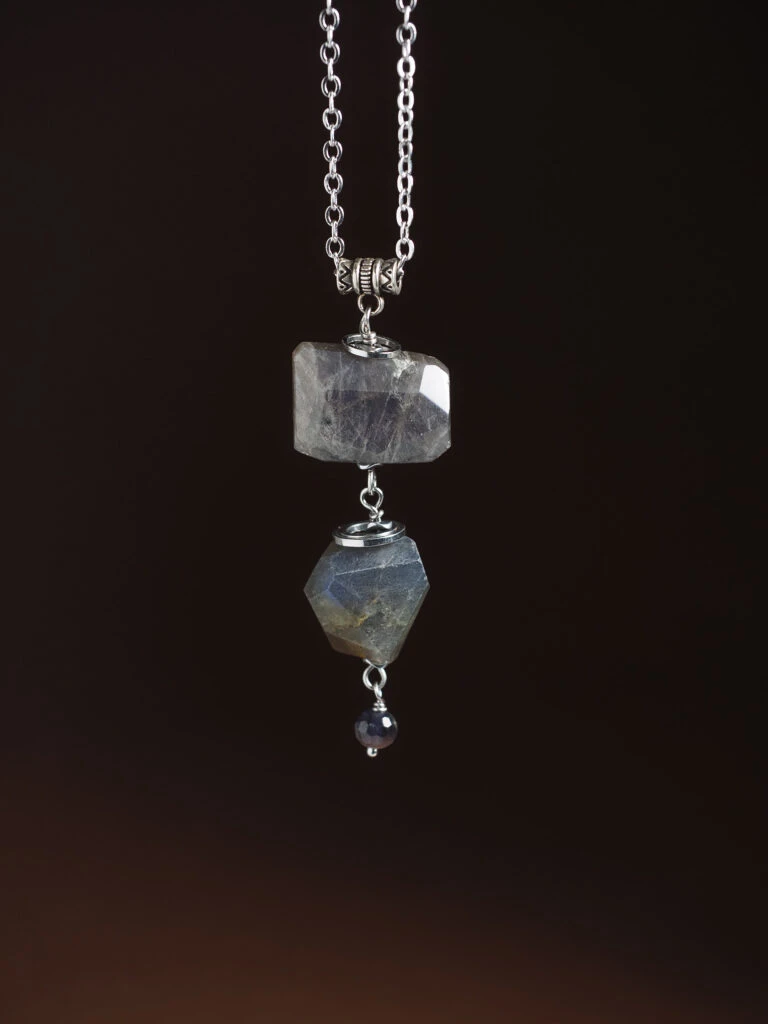 Подвеска из Лабрадора