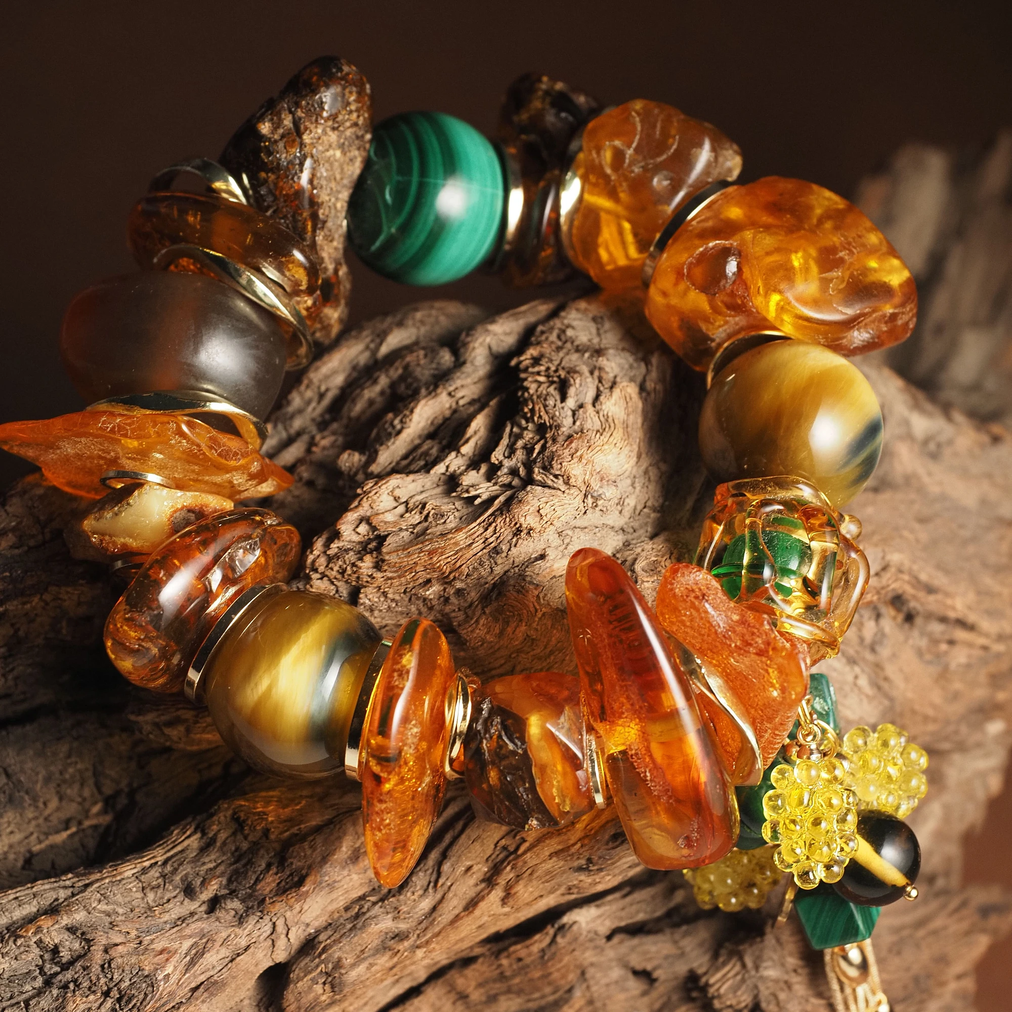 Браслет женский из Янтаря, Малахита и Тигрово-Соколиного глаза
