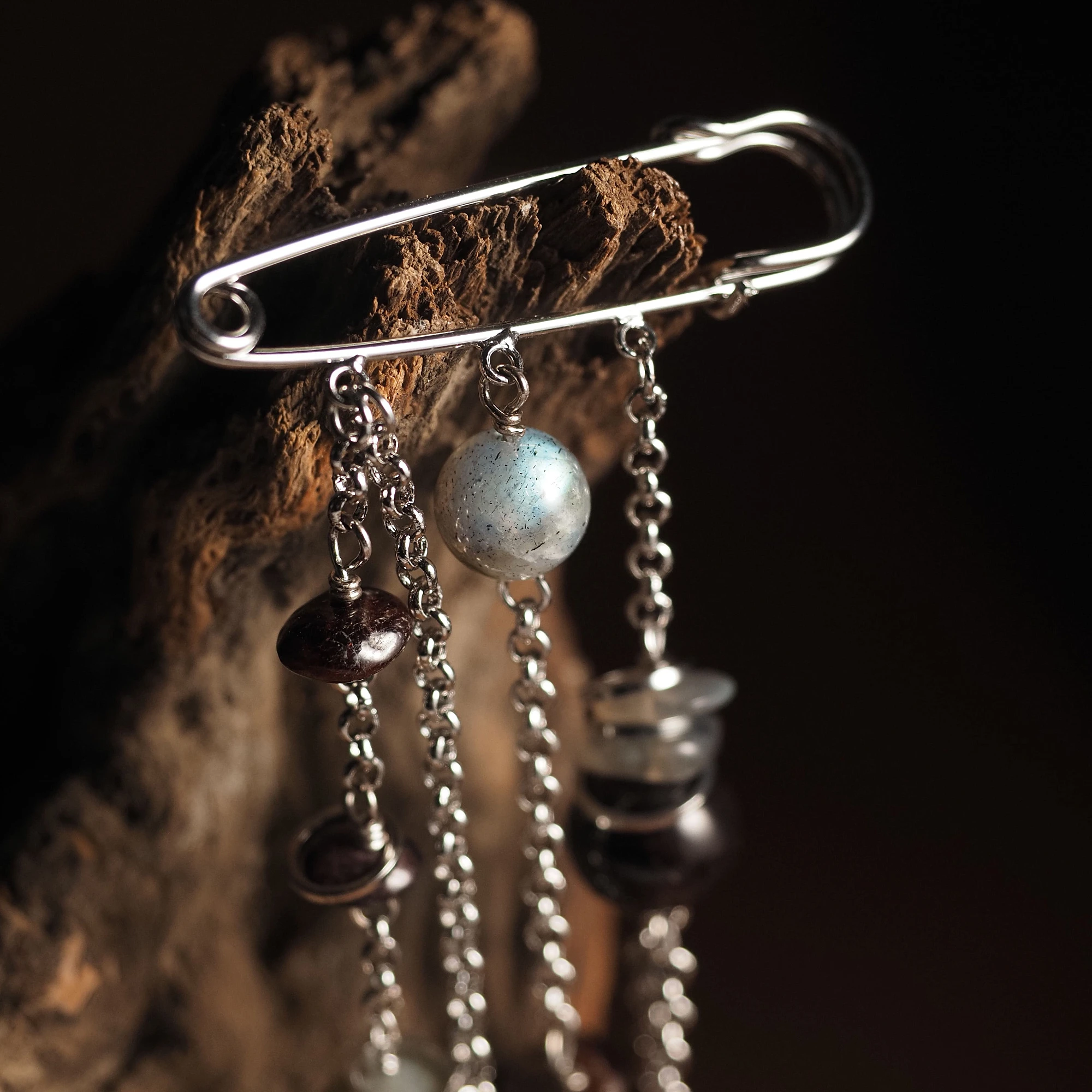 Булавочка из Граната и Лабрадора