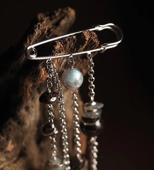 Булавочка из Граната и Лабрадора