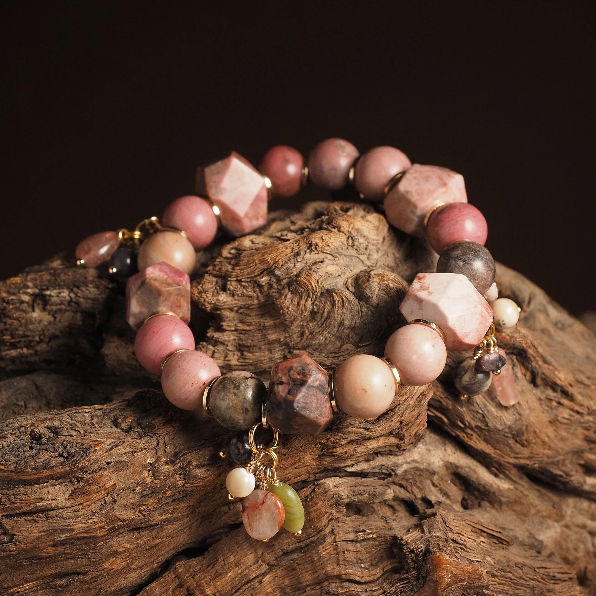 Браслет женский из Родонита