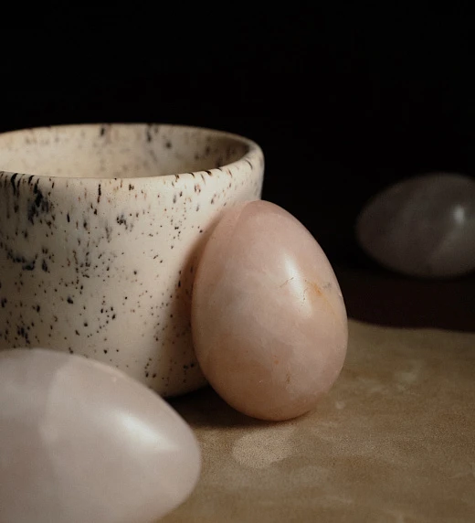 Камень для пространства из Розового Кварца