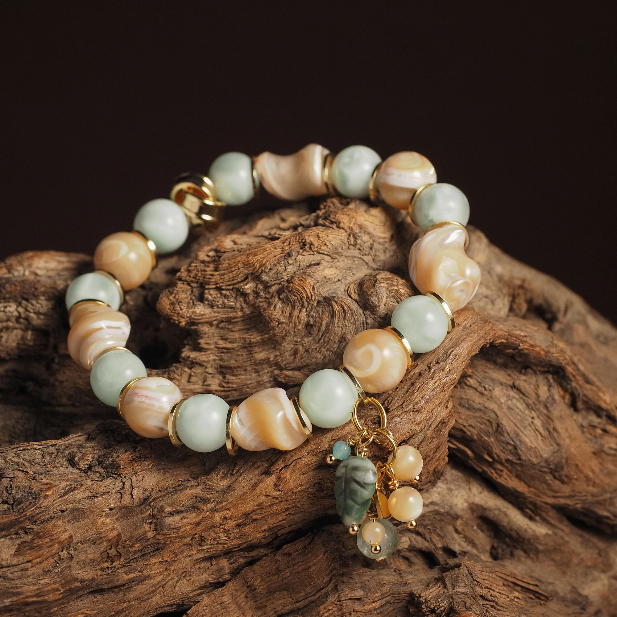 Браслет женский из Диопсида и Перламутра