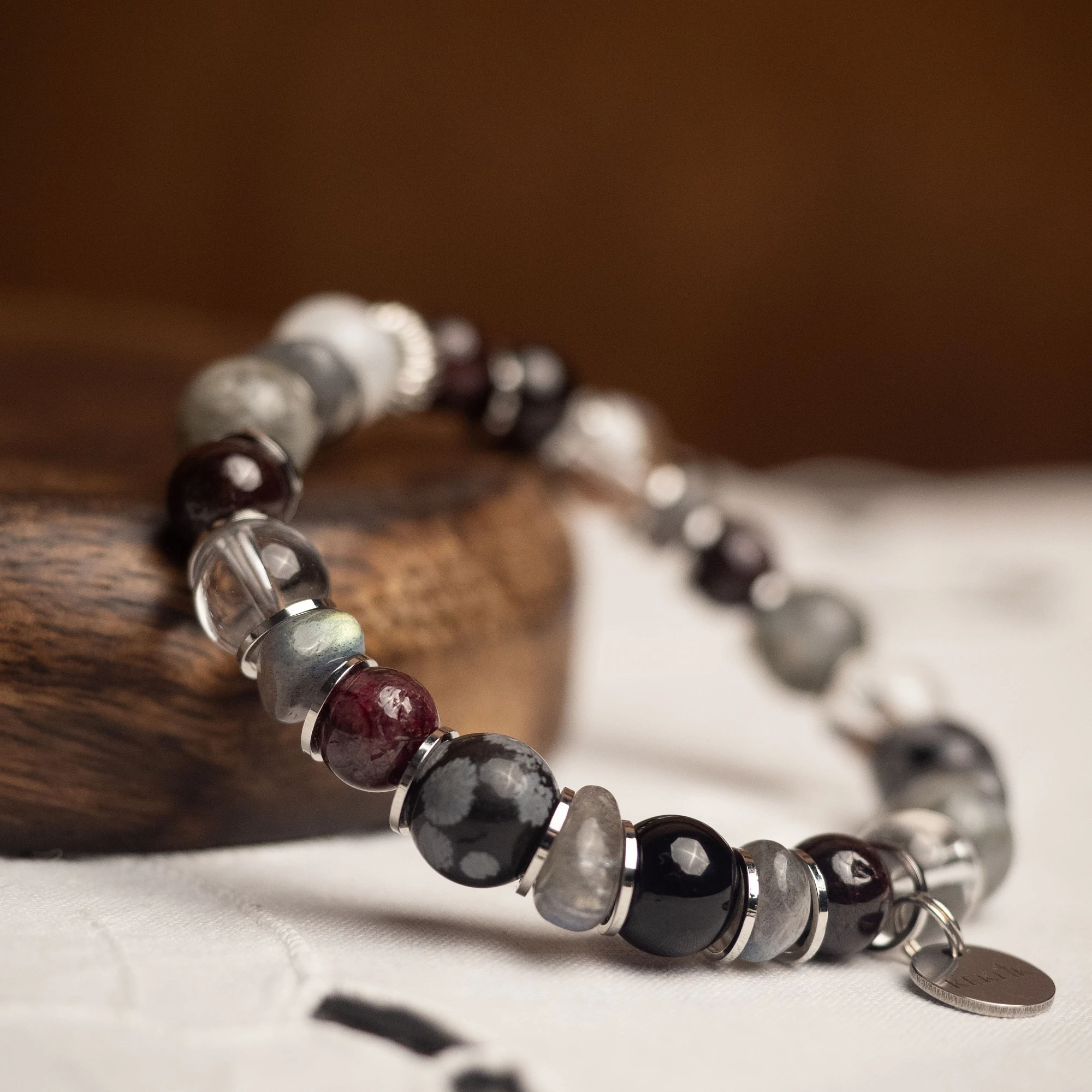 Браслет лаконичный из Горного хрусталя, Граната, Лабрадора, Лунного камня и Обсидиана
