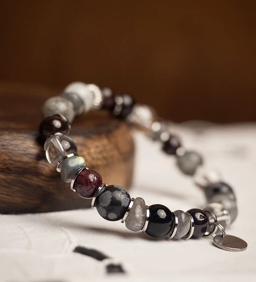Браслет лаконичный из Горного хрусталя, Граната, Лабрадора, Лунного камня и Обсидиана