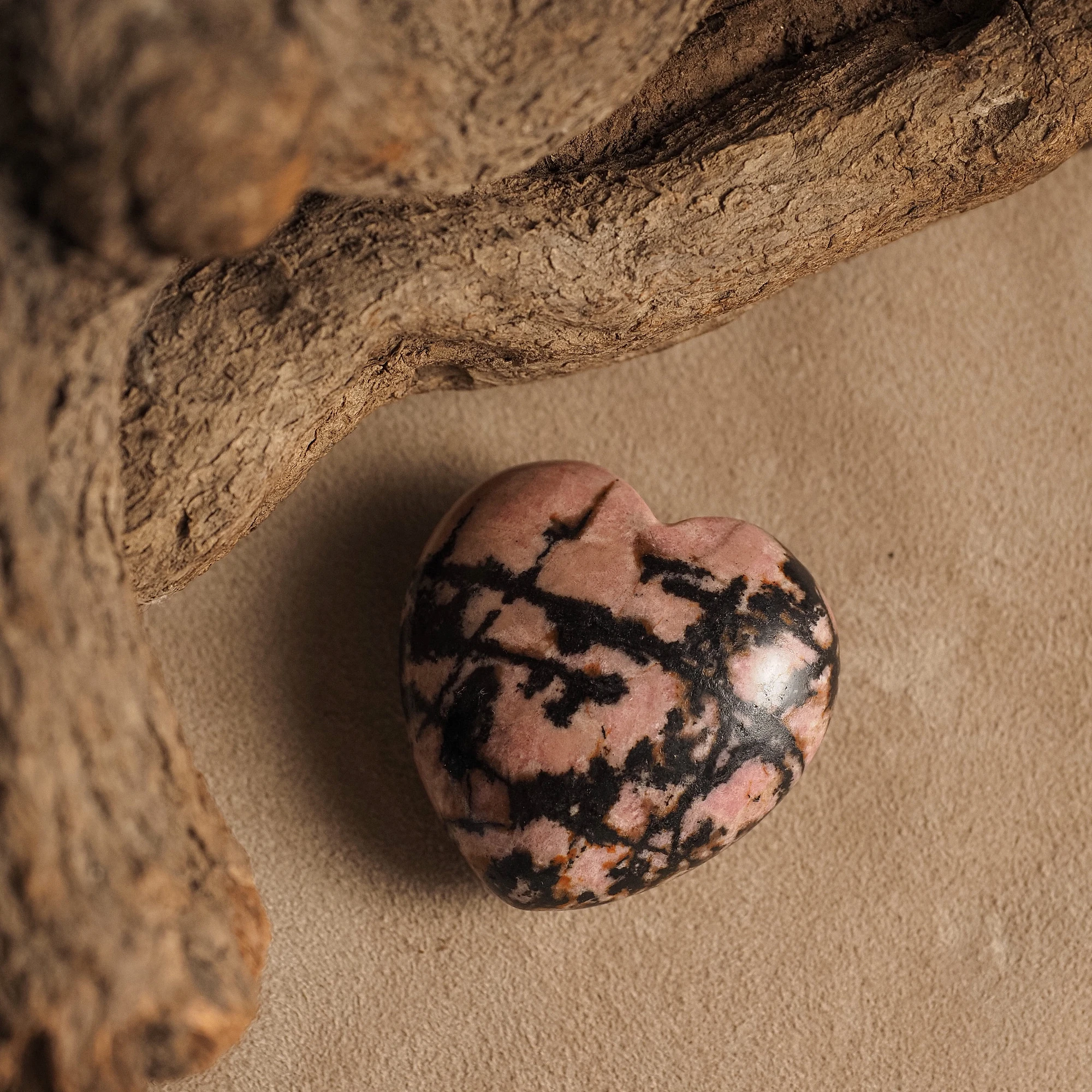 Каменное сердце из Родонита