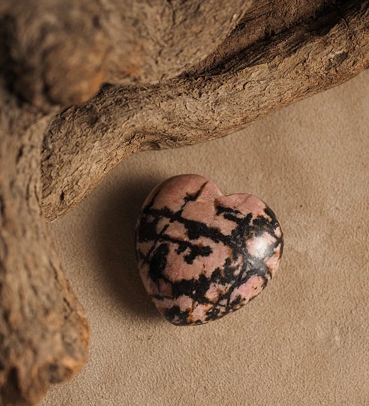 Каменное сердце из Родонита