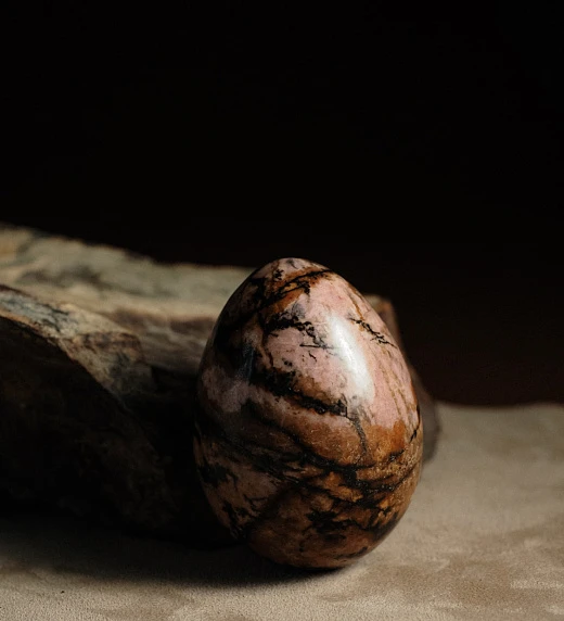 Камень для пространства из Родонита