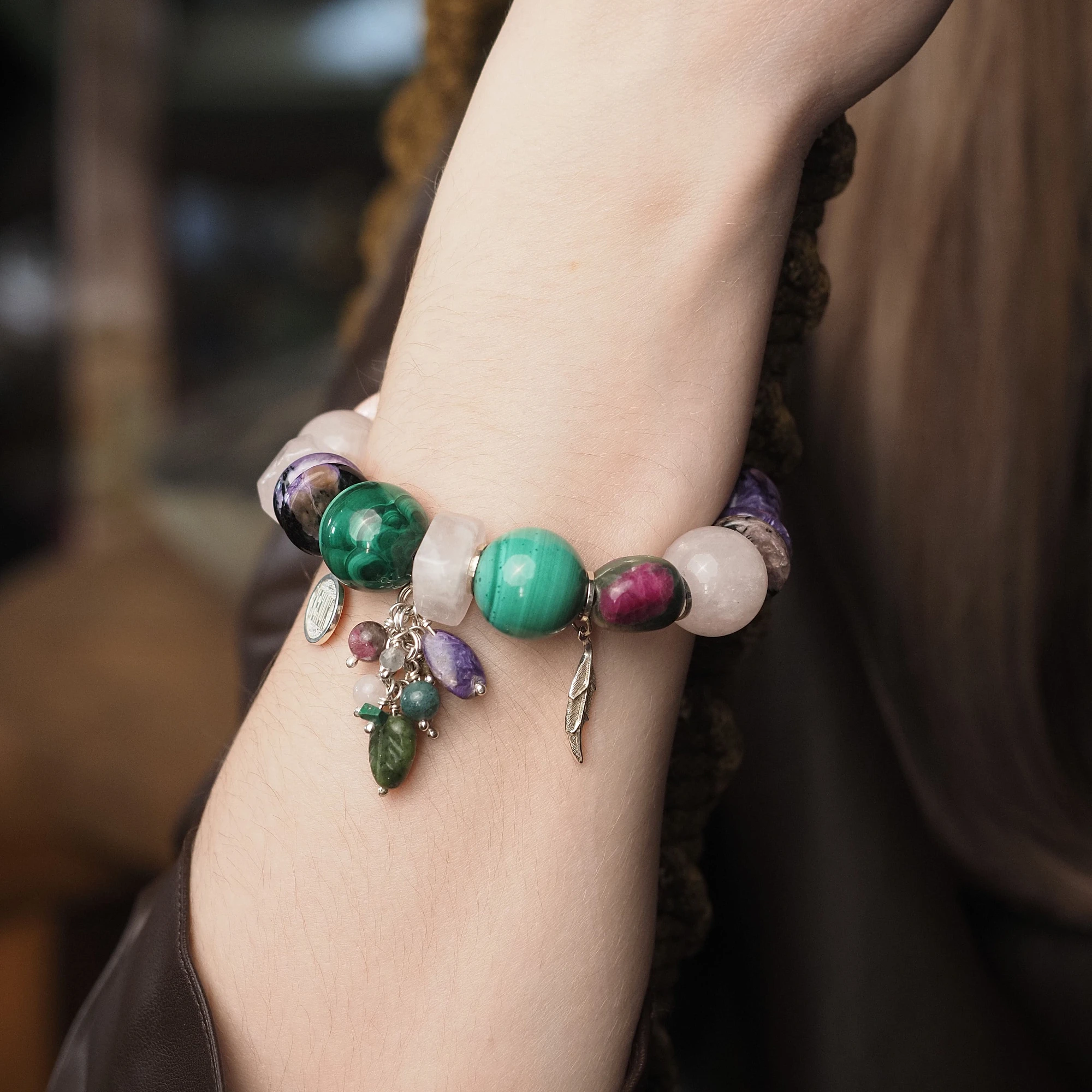 Браслет женский из Розового кварца, розового Агата, Малахита, Чароита и Рубина в Фуксите