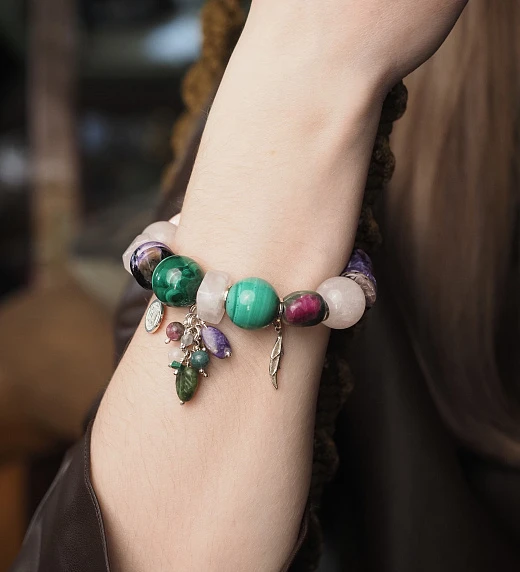 Браслет женский из Розового кварца, розового Агата, Малахита, Чароита и Рубина в Фуксите