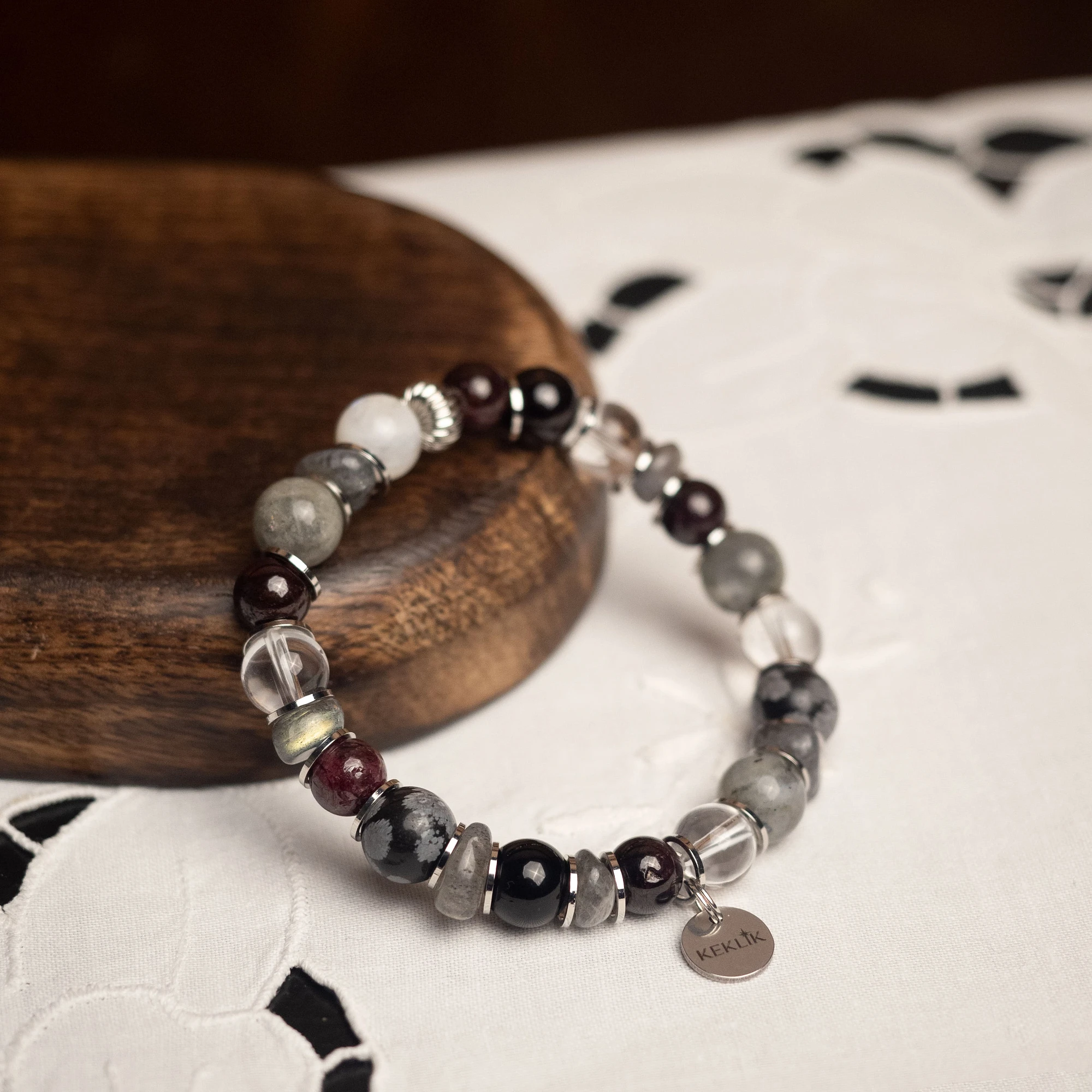 Браслет лаконичный из Горного хрусталя, Граната, Лабрадора, Лунного камня и Обсидиана