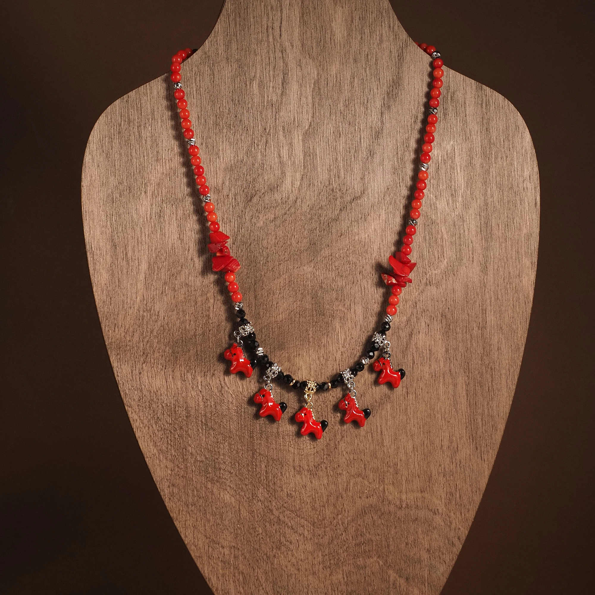 Чокер женский из Коралла и Шпинели