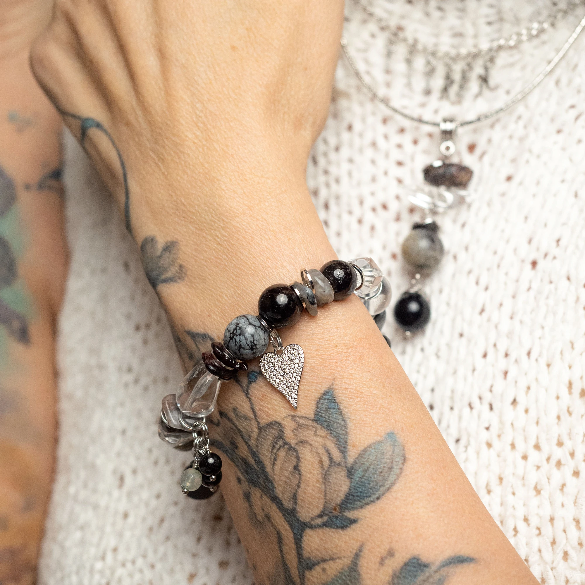 Браслет женский из Горного хрусталя, Граната, Лабрадора, Лунного камня и Обсидиана