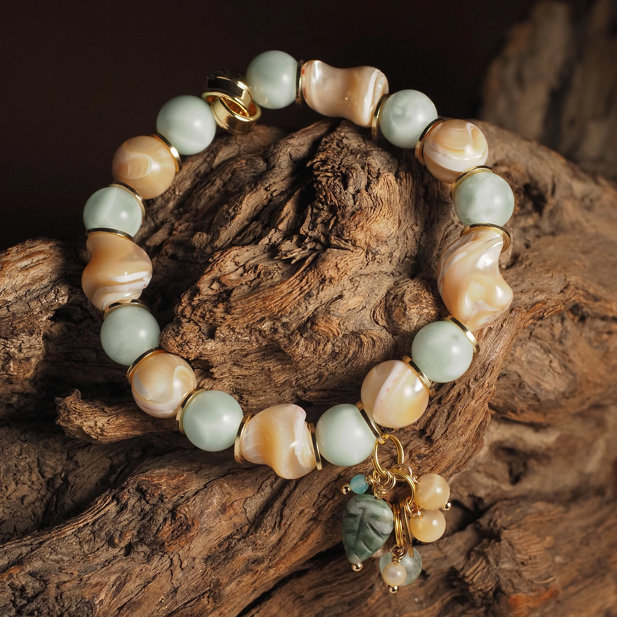 Браслет женский из Диопсида и Перламутра