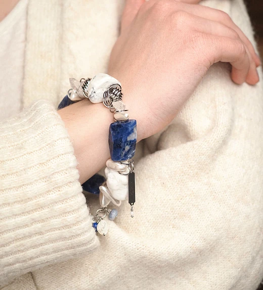 Браслет женский из Содалита, Горного хрусталя, Магнезита, Жемчуга и Перламутра