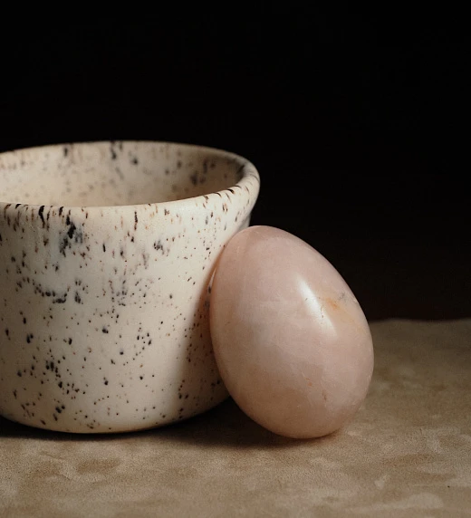 Камень для пространства из Розового Кварца