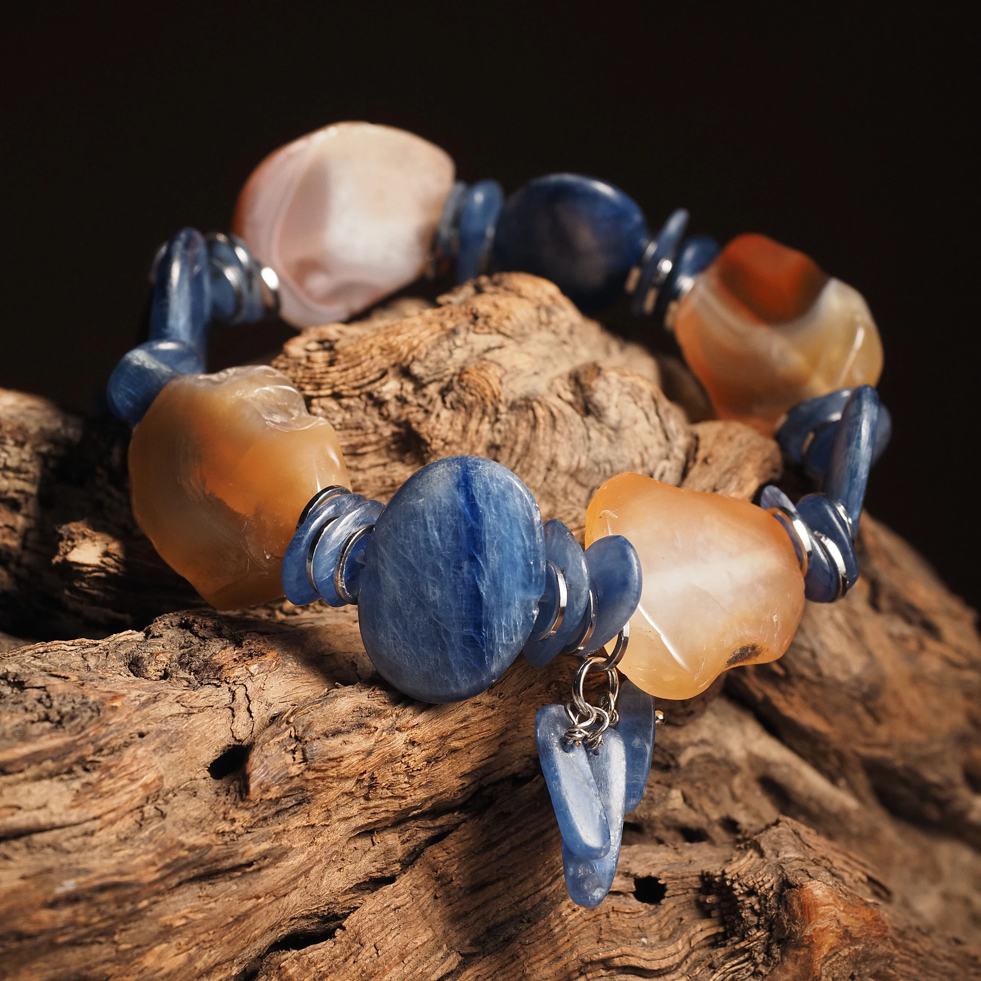 Браслет женский из Кианита и Сердолика