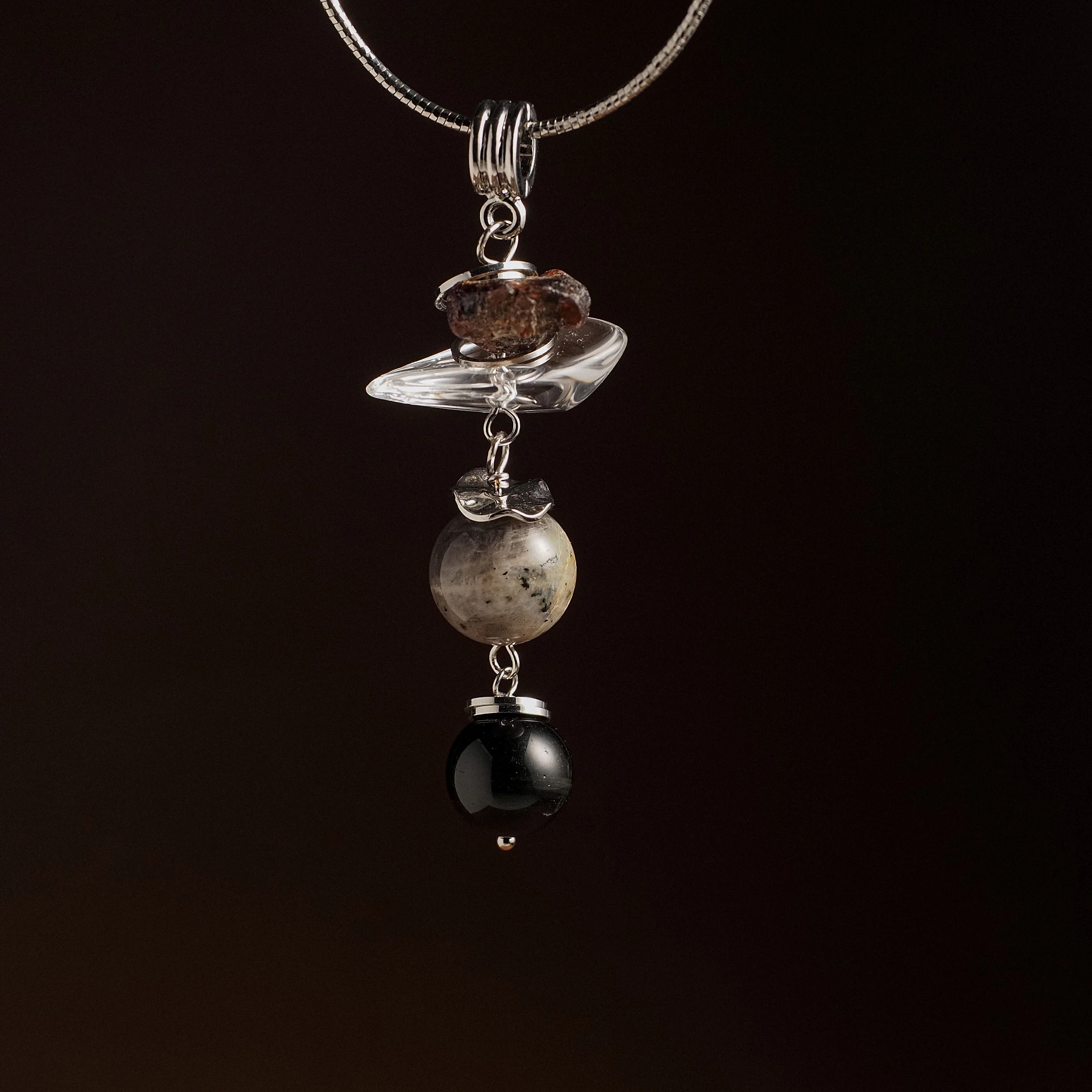 Подвеска из Горного хрусталя, Граната, Лабрадора и Обсидиана